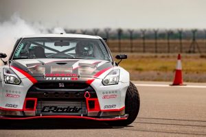 ギネス認定！ ニッサンGT-Rが世界最高、時速304.96kmで大ドリフト！