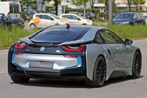 【スクープ】怪しげなリアウインドーに注目！ BMW i8に高性能版が出るってホント!?