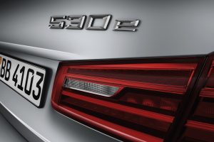 BMW新型5シリーズを詳しく知る！ ハイブリッド「530e iPerformance」のスゴいところとは？