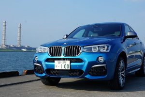 「BMW X4 M40i」に試乗！ いまいちばんトンガったクーペSUVの走りは？