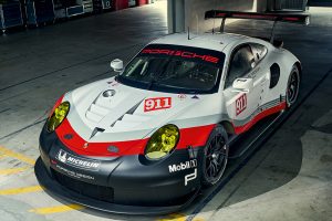 【LAショー2016】レーシングカーが“ぶつからないクルマ”に？ ポルシェが新型「911 RSR」を発表！