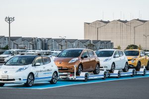 無人のリーフが新車を運ぶ！ 日産が自動運転技術を生かした陸送システムを工場に導入