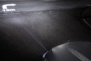 道路にライトで文字を書く!  メルセデス・ベンツが新型ヘッドライトを発表