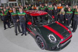 デビュー15年で達成！ 「MINI」の英オックスフォード工場で記念すべき300万台目がラインオフ