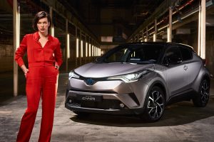 ミラ・ジョヴォヴィッチが、ロンドンでトヨタ新型「C-HR」と共演！