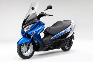 小さなボディにハイテクを凝縮！ スズキが燃料電池バイクの公道試験を開始