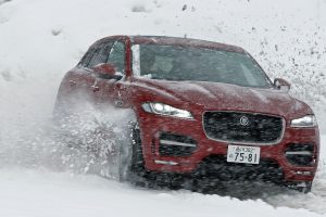 ジャガー・ランドローバー雪上試乗会報告② 初のSUVはどんなテイスト？ ジャガー「Fペース」でスノーアタック！