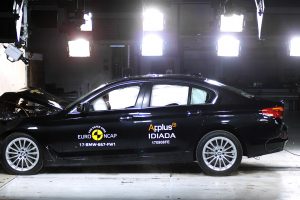 【動画】BMW「新型5シリーズ」の衝突安全テスト結果は？