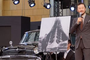 浅野忠信さんが日産「スカイライン」60周年記念イベントに登場