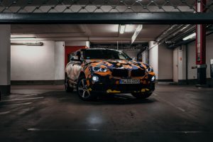 新型「SAC」のデビューがカウントダウン、BMW X2が個性的カムフラージュで“チラ見せ”を開始