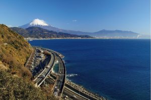 旅心をかき立てる道。絶景ドライブ100選「東海道・薩埵峠（静岡県）」