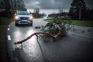 ボルボの乗用車とトラックが安全性向上のために情報共有