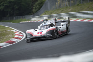 ポルシェ919ハイブリッド EVOがニュル北コースでラップタイム新記録を樹立