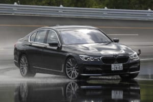 BMW 740i vs メルセデス・ベンツ S300h、両車とも「さすが」の見事なブレーキ性能とライントレース【清水和夫のDST】#70-3