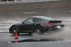 メルセデス AMG GT S vs ポルシェ 911 ターボ、曲がる・止まるに対するブランドの違い【清水和夫のDST】#67-4