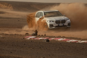 新型「BMW X5」の走破性をアピールする冴えたやり方？