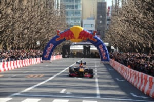 明治神宮外苑のイチョウ並木をレッドブルF1が激走！