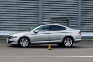 メルセデス・ベンツ C220d vs フォルクスワーゲン パサート、加減速テストでは両車とも個性を発揮した性能を披露【清水和夫のDST】#69-2/4