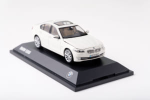 「BMW 550i ミニカー」をプレゼント