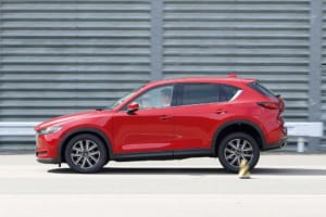 加速ではプジョー 3008、減速ではマツダ CX-5だが基本性能はほぼ互角！【清水和夫のDST】#87-2/4