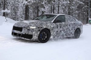 【スクープ】BMW 2シリーズ グランクーペ、306馬力の「Mパフォーマンス」モデルを初スクープ！雪上をパワフルに激走