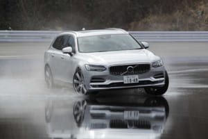 メルセデス・ベンツE220dステーションワゴン vs  ボルボ・V90 T6 AWD インスクリプション、タイヤの性能差がテスト結果に反映【清水和夫のDST】#84-3/4