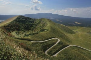 日本海に突き出た小さな火山の半島（秋田県・妻恋峠）【絶景ドライブ 日本の峠を旅する】