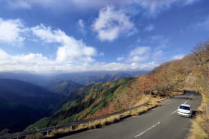 紀伊山中に延びる東吉野街道の峠越え（奈良県・伯母峰峠）【絶景ドライブ 日本の峠を旅する】