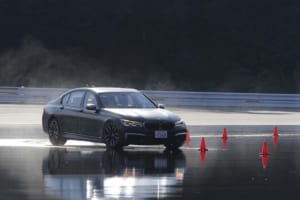 ウェットでも揺るがない旋回性能を発揮するメルセデス・ベンツS560に対し、BMW M760Liは!?【清水和夫のDST】#88-3/4