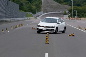 シャシーの基本性能で踏ん張るポロGTIにシャープなハンドリングが秀逸なミニJCWが真っ向勝負！【清水和夫のDST】#97-4/4