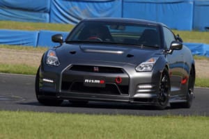 自走でサーキットを往復できる絶妙な乗り味を実現！ NISMOチューンのGT-R’13年モデル【ワークスチューニング合同試乗会】