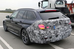 【スクープ】ついにインテリアを激写！ マイナーチェンジした「BMW5シリーズ・ツーリング」はワイドタッチスクリーン搭載へ