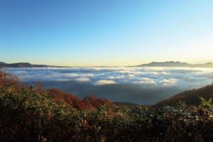 火山活動が生んだカルデラ湖を一面の雲が埋めつくす（青森県 十和田湖）【雲海ドライブ＆スポット Spot 21】