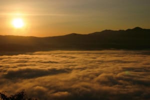 遠野小富士から昇る朝日に照らし出される伝説の里の雲海（岩手県 高清水展望台）【雲海ドライブ＆スポット Spot 22】