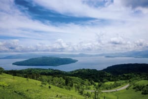 外輪山を越える峠から巨大なカルデラ湖を眼下にする（北海道　国道243号・美幌峠）【雲海ドライブ＆スポット Route 02】