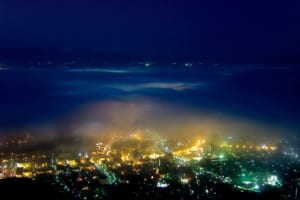 夜景ばかりでなく市街地を覆う雲海とも出会える（北海道 函館山展望台）【雲海ドライブ＆スポット Spot 14】