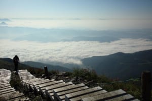 見晴らしのいい尾根筋から白馬村を包む雲海が一望（長野県 黒菱平・雲海デッキ）【雲海ドライブ＆スポット Spot 47】