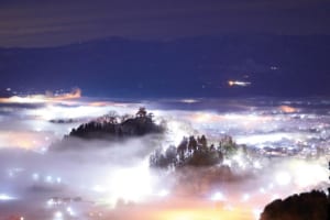 盆地を埋め尽くす雲海に天空の城が浮かび上がる（福井県 越前大野城）【雲海ドライブ＆スポット Spot 53】