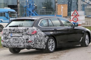 【スクープ】新しいグリルも完全露出！ アップデート版の「BMW 5シリーズ・ツーリング」はこうなる？