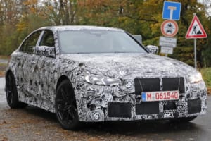 【スクープ】新型「BMW M3」に最接近！ 巨大キドニーグリルも一部を確認