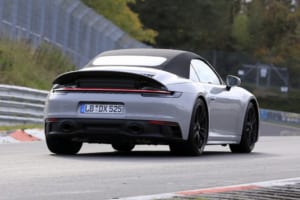 【スクープ】Sより熱くターボよりクール？ 新型「ポルシェ911GTSカブリオレ」が“ニュル”を疾走！