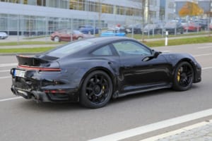 【スクープ】“ナナサン・カレラ”の再来か？ 新型「ポルシェ911ターボ」のプロトタイプがダックテールスポイラーを装備！