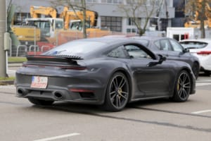 【スクープ】992世代最強の「ポルシェ911ターボS」がフルヌードで出没！ これが最終デザインだ。