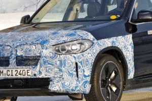 【スクープ】「BMW iX3」の最終デザインが見えた!? プロトタイプにも「エアロホイール」を装着