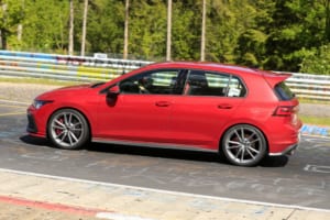 【スクープ】早くも「TCR」が？ 新型「フォルクスワーゲン・ゴルフGTI」の開発車両が“ニュル”でテスト！