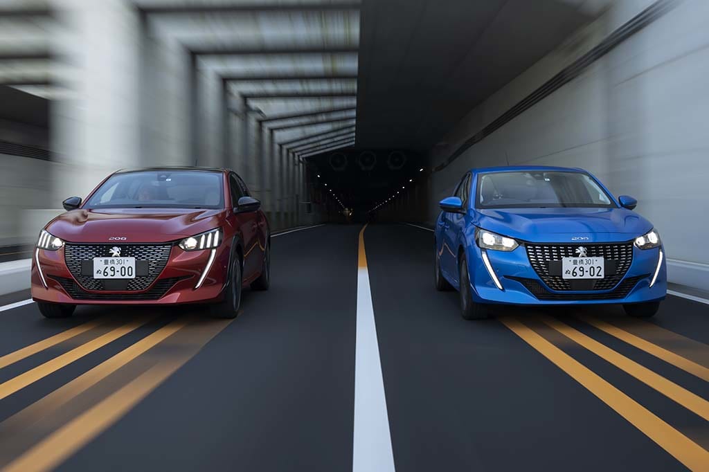 PEUGEOT 208 GT LINE（左）とAllure（右）