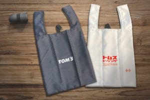 買い物のお供に！ 「TOM’Sエコバッグ・ブラック／ホワイト」が発売