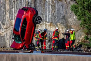 もったいない？ ボルボが新車を30ｍ落下させるワケ