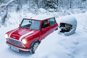 コロナ渦の贈りもの。MINIが伝説のラリードライバーに特別なクリスマスプレゼントを届ける