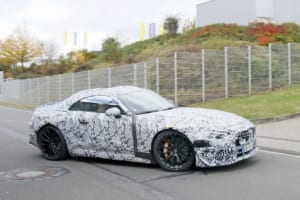 【スクープ】インテリアは新型「Sクラス」風？ 次期「メルセデスAMG SL」のOLEDタッチスクリーンを確認！